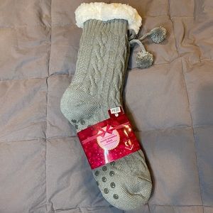 Super cute and cozy socks. Very thick and warm. Size 36-41. Grip bottoms.
